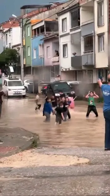 İnegöl’de sel baskını Çocuklar su birikintilerinde yüzdü