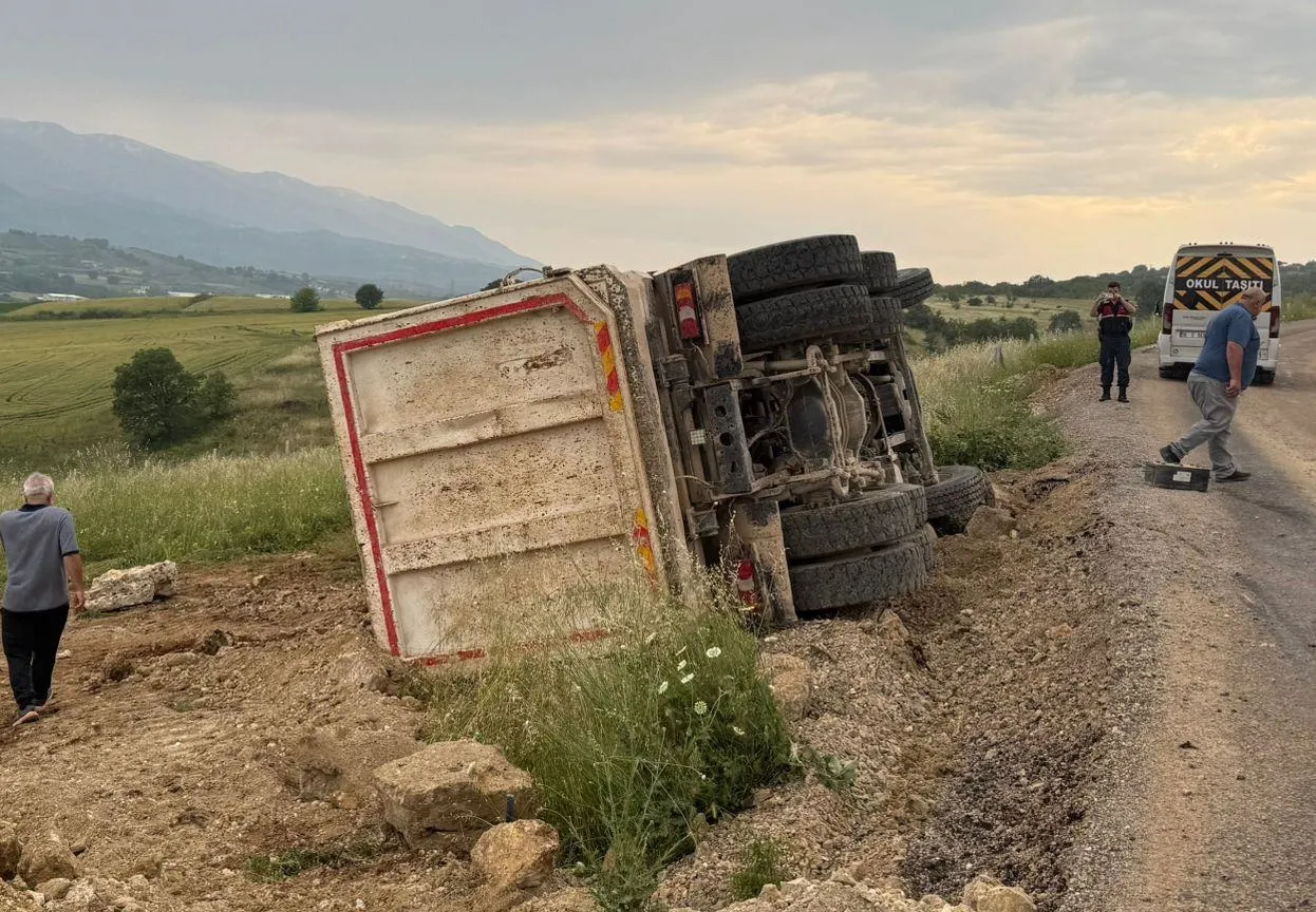İnegöl yolunda kamyon tarlaya uçtu