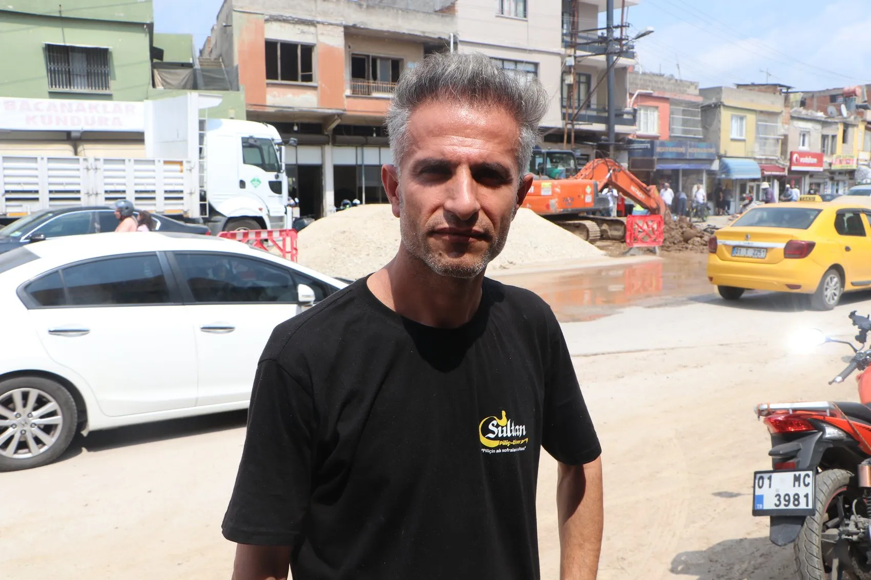 Adana'da ana su borusu patladı ve cadde çöktü