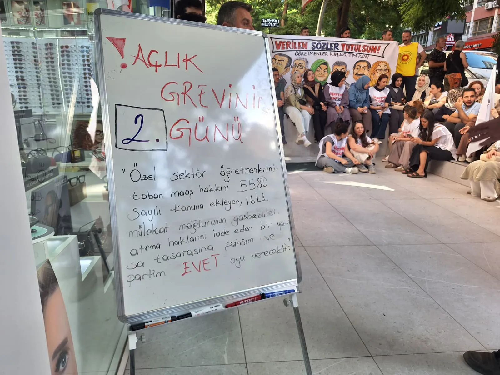 Özgür Özel'den öğretmenler için Meclis'e acil eylem çağrısı