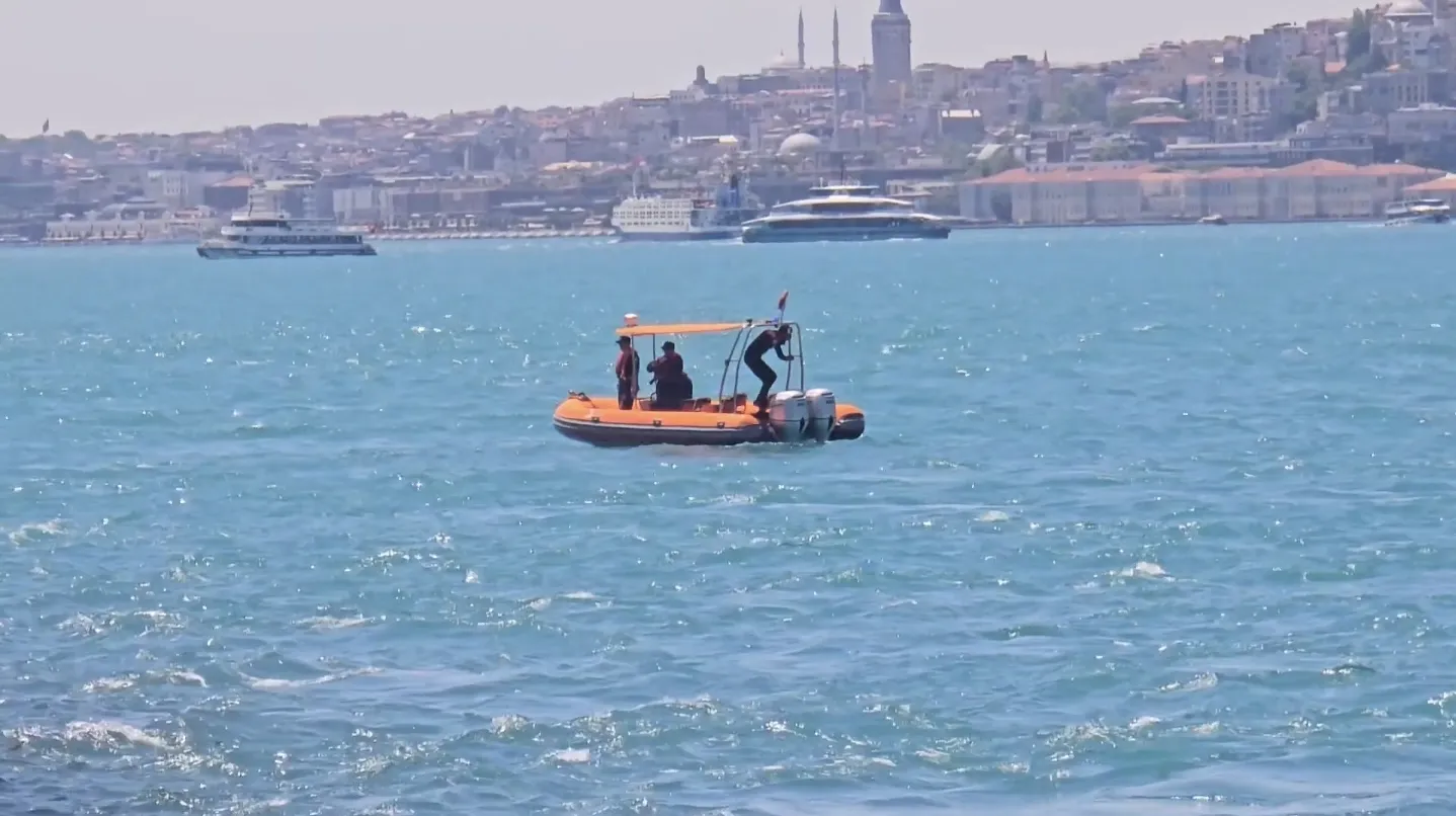 Üsküdar sahilinde denize giren kişi için günlerdir arama yapılıyor