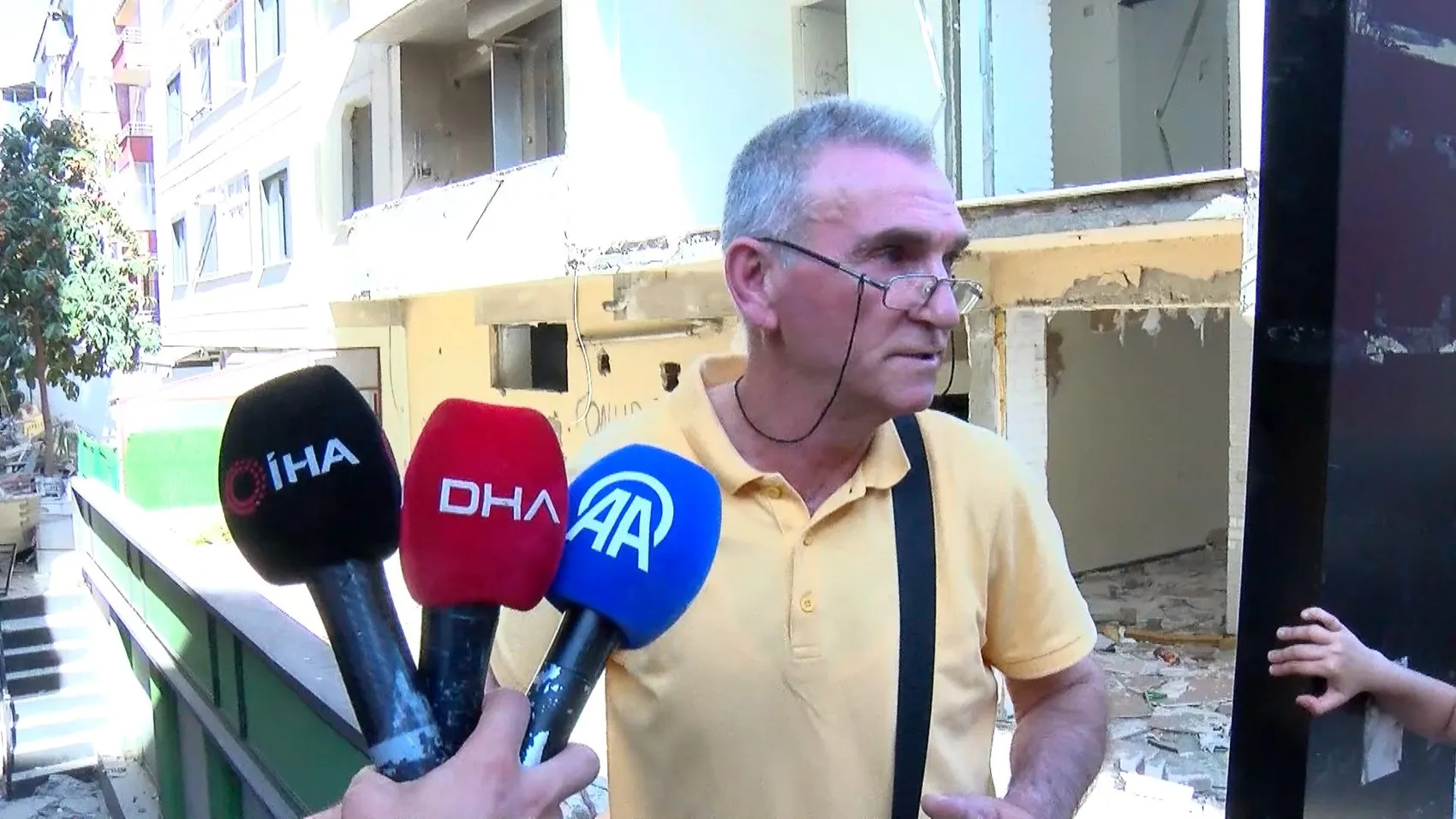 Güngören'de kontrolsüz yıkım iki binayı tehlikeye attı