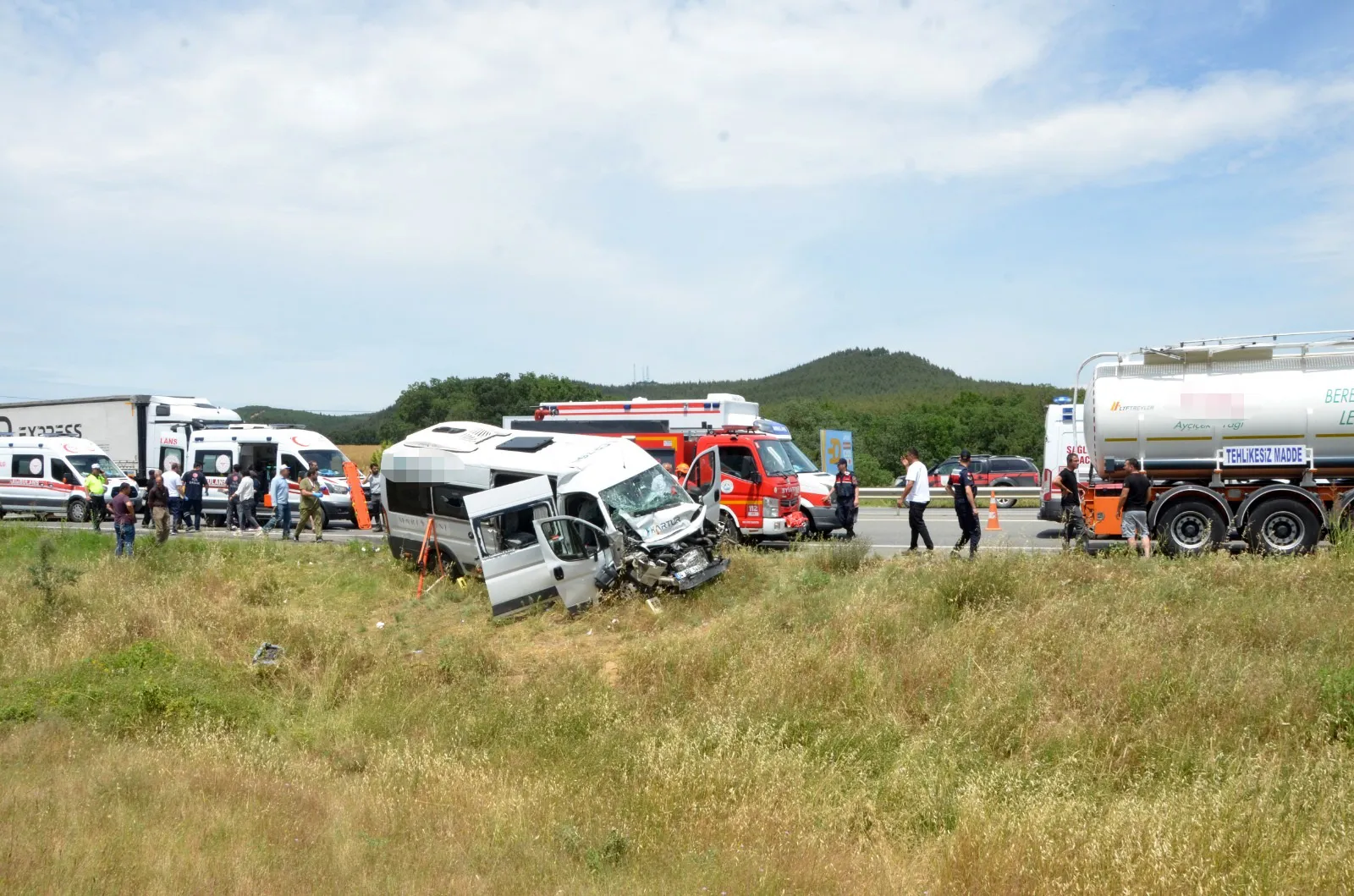 Keşan yolunda servis kazası 16 kişi hastaneye kaldırıldı