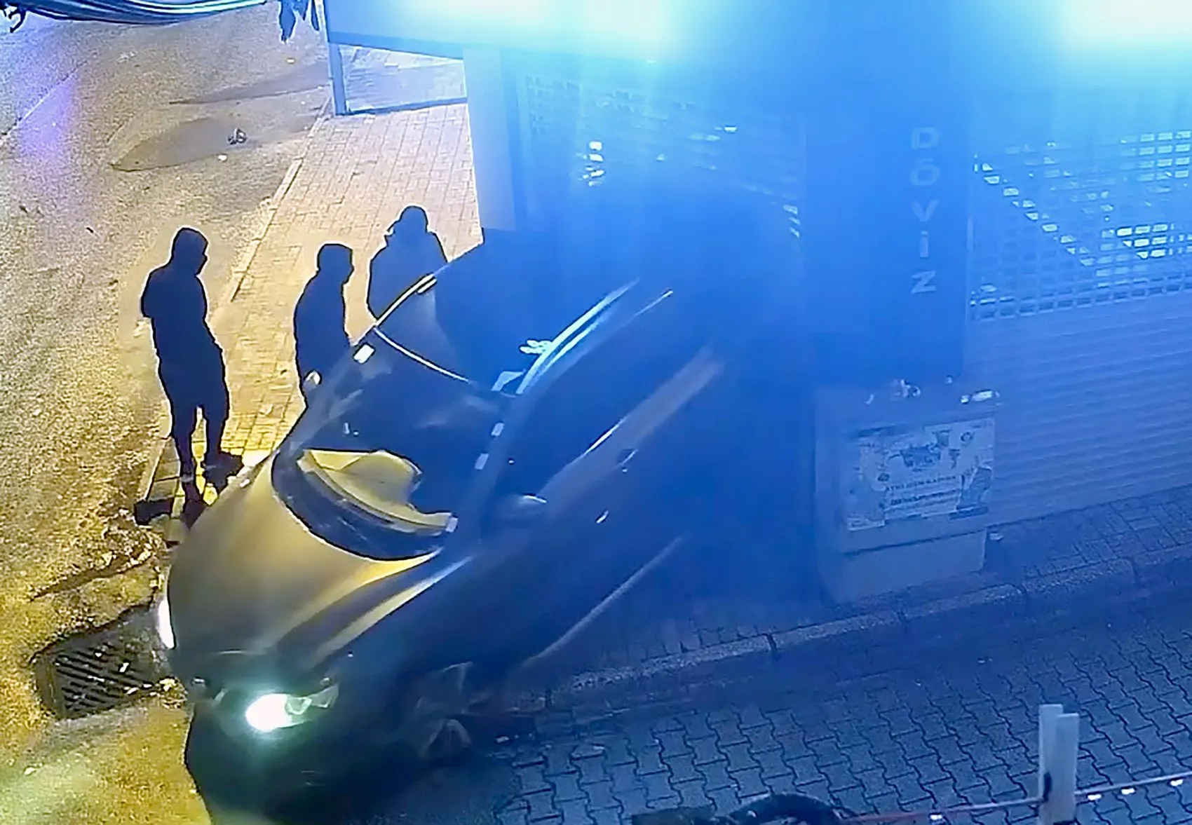 Adana'da döviz bürosuna cip ile daldılar