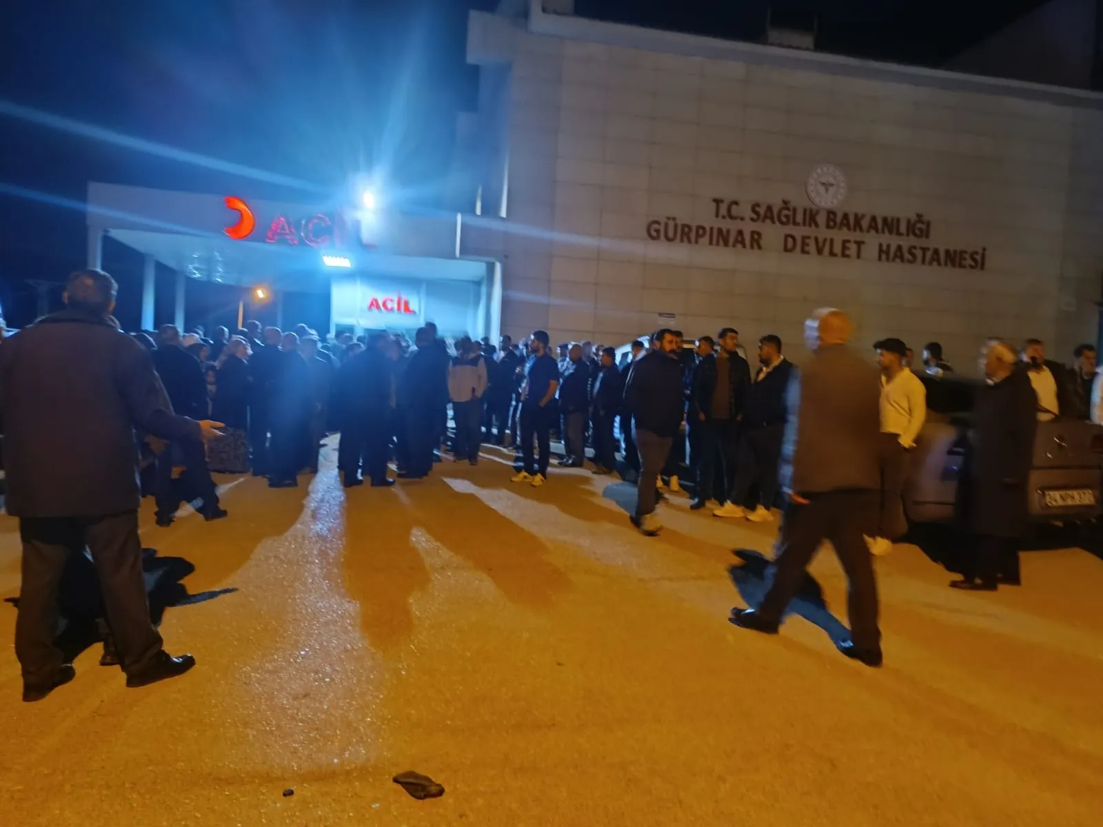 Van'da akşam karanlığında yolda yürüyen babaya ve oğluna otomobil çarptı