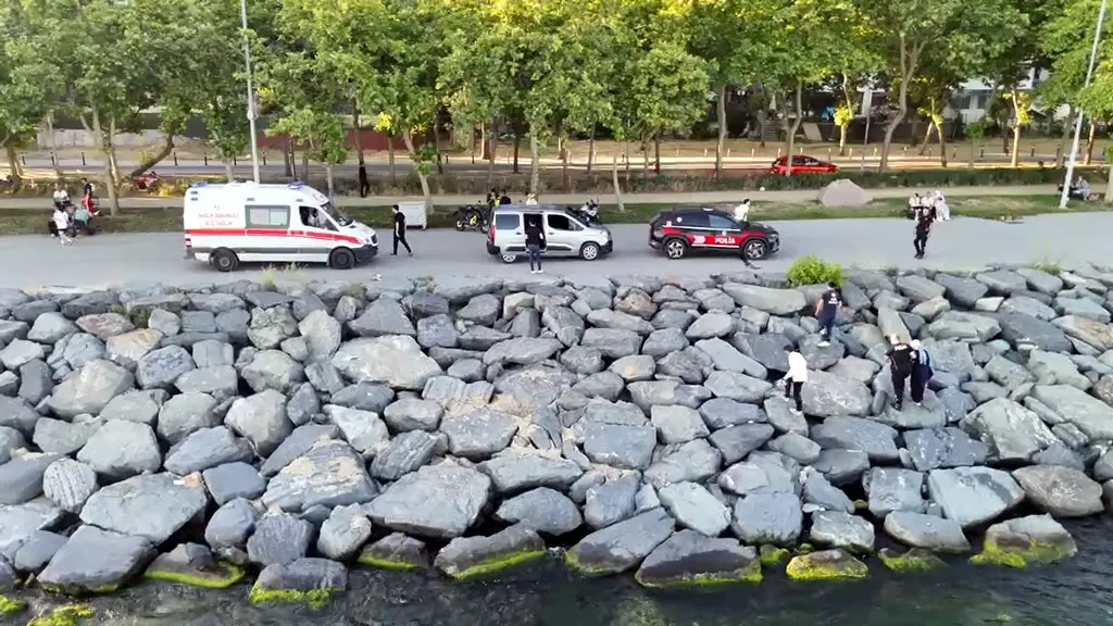 Avcılar sahilinde boğulmak üzere olan kadını polis son anda kurtardı