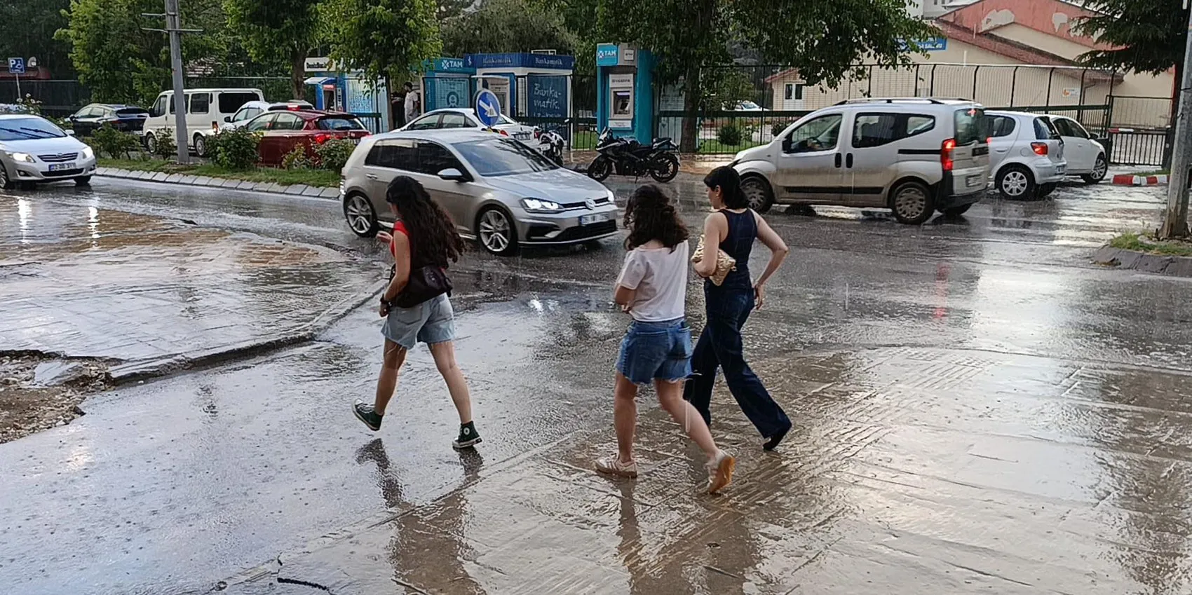 Trakya’da sağanak hayatı felç etti