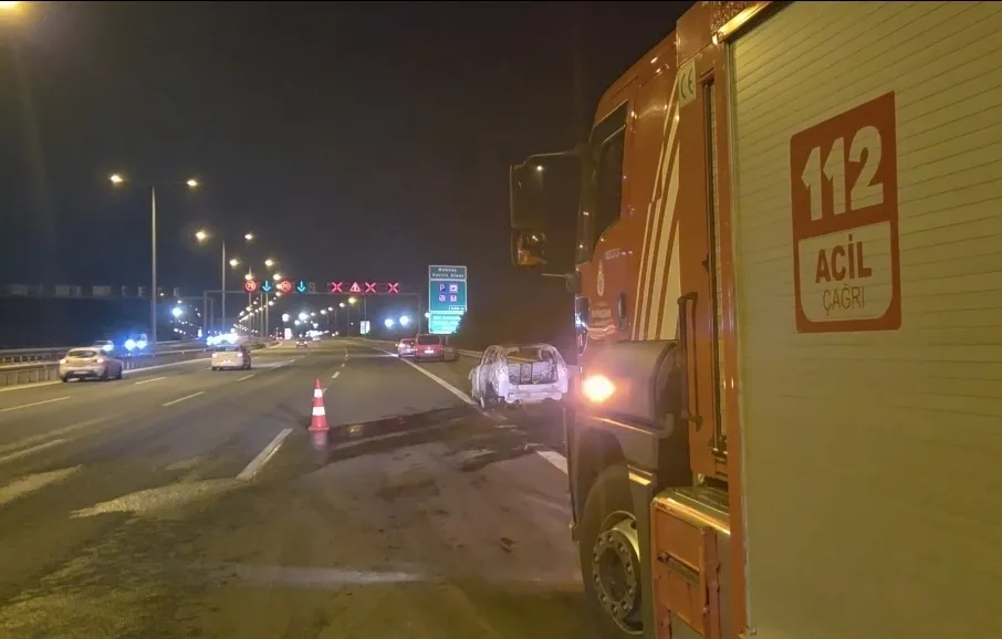 Elektrikli araç otoyolda saniyeler içinde küle döndü