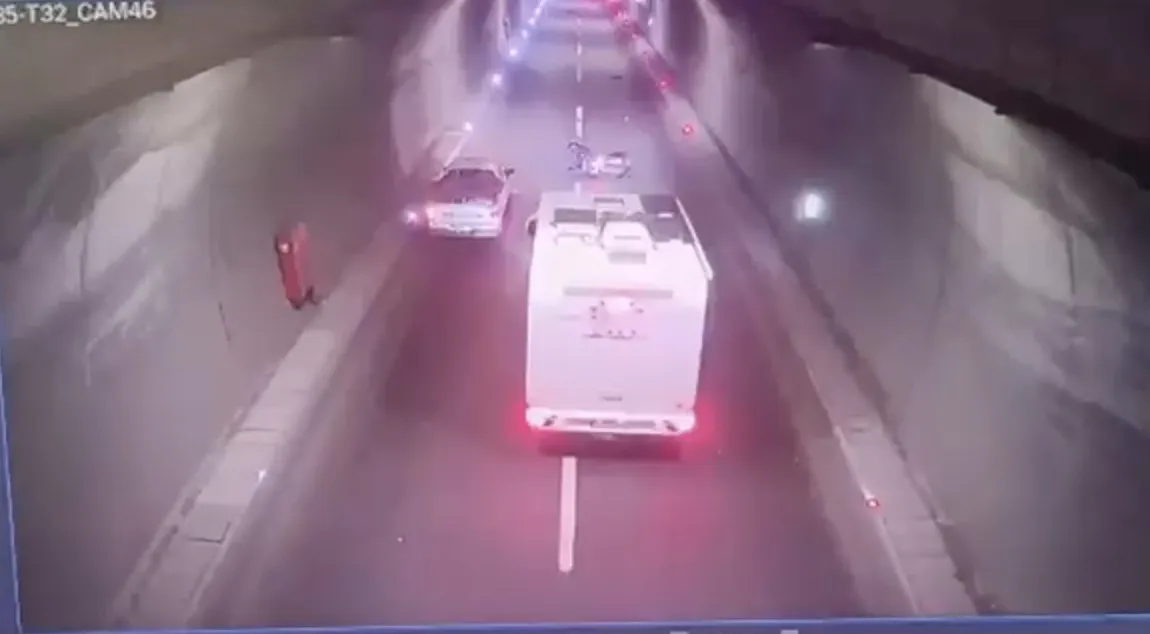 Cankurtaran Tüneli'nde motosiklet kamyona arkadan çarptı