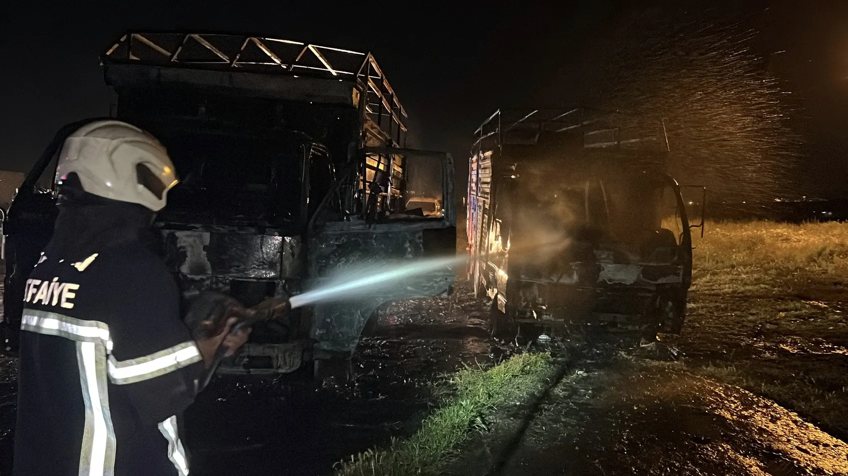 Kayseri’de park halindeki iki kamyon ateşe verildi