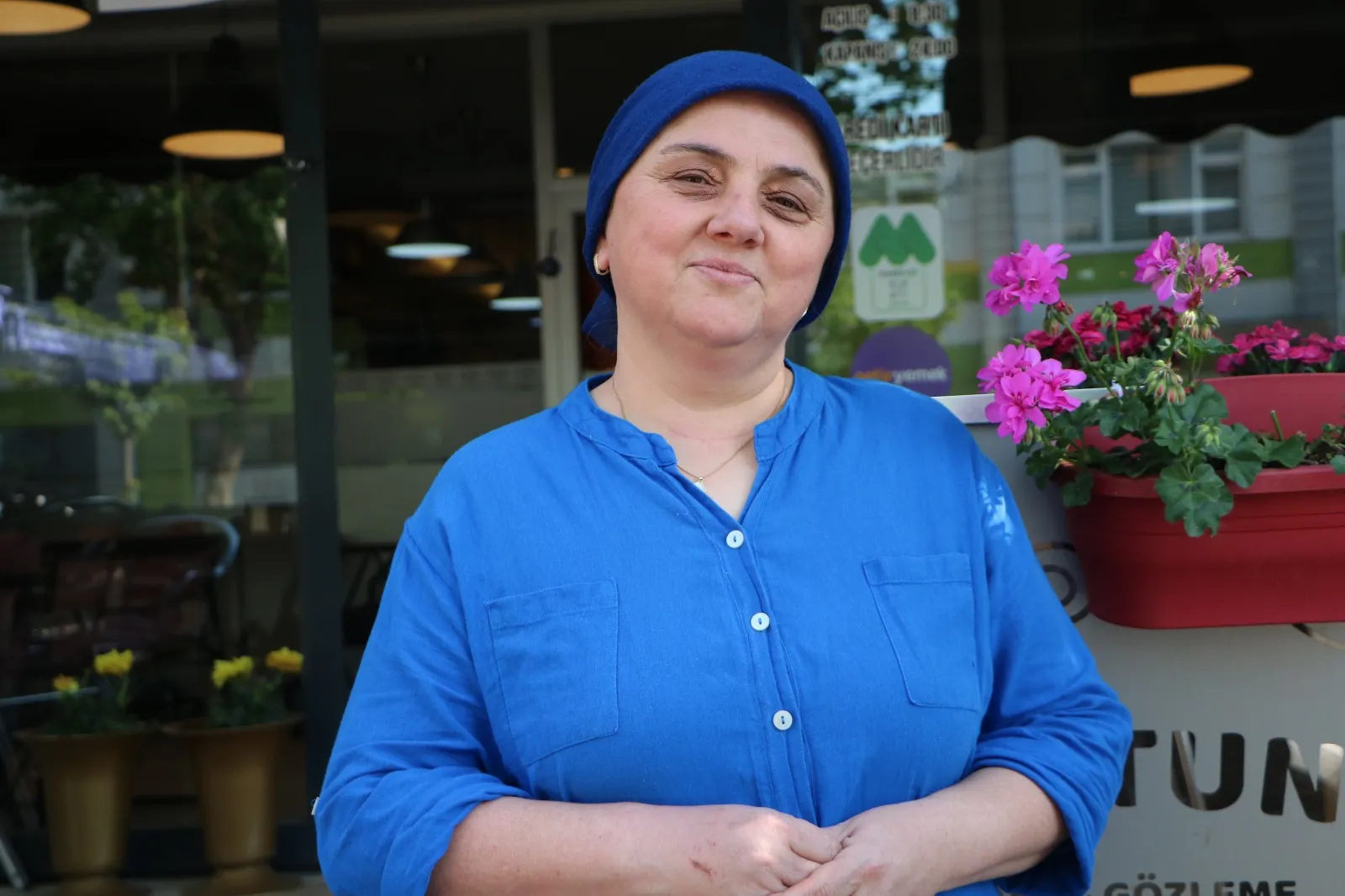 Lokanta önündeki çiçekleri kökünden söken kişiyi güvenlik kamerası yakaladı