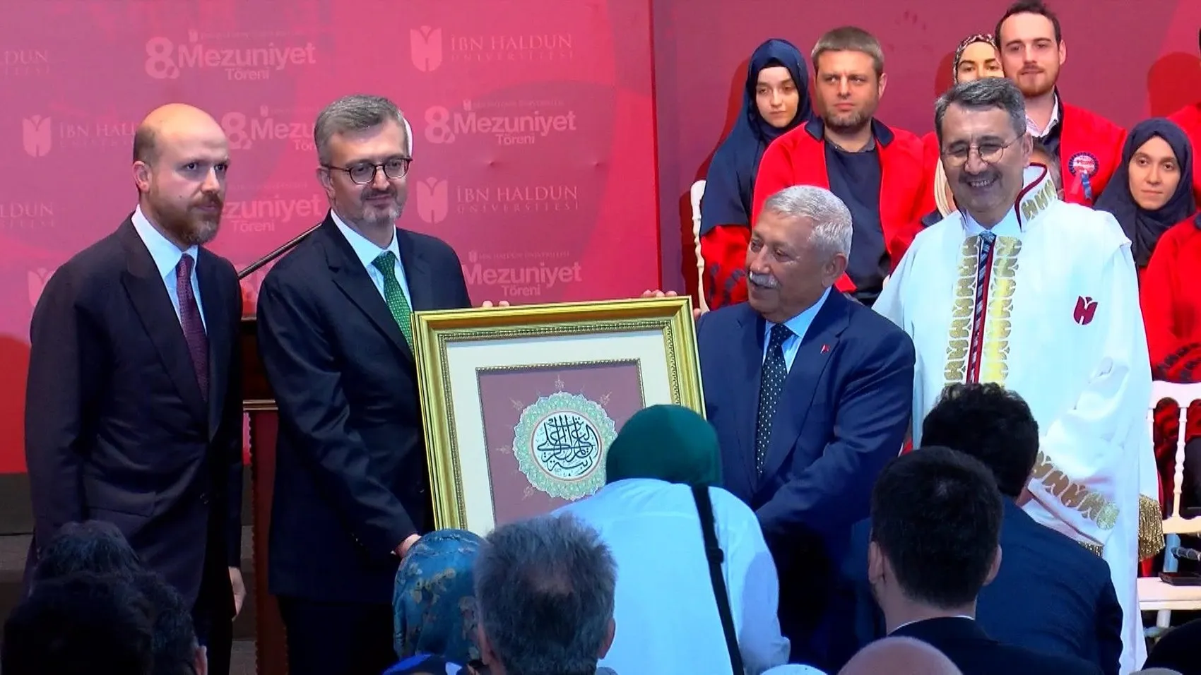 İbn Haldun Üniversitesi'nden yeni mezunlar diplomalarını aldı