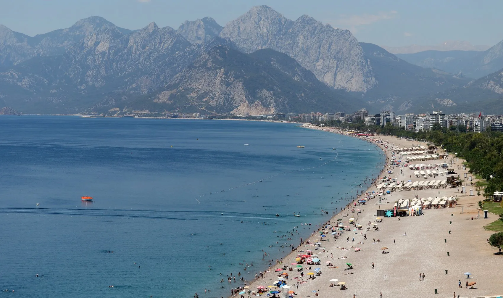 Antalya kavurucu sıcakla tanıştı sahillere hücum başladı