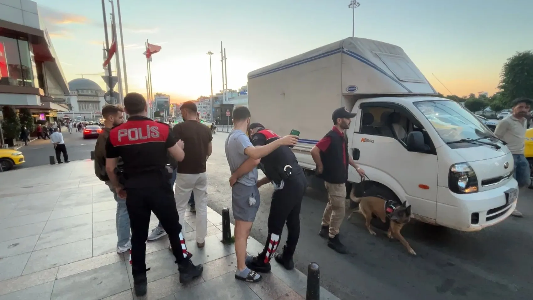 İstanbul genelinde geniş kapsamlı polis denetimi
