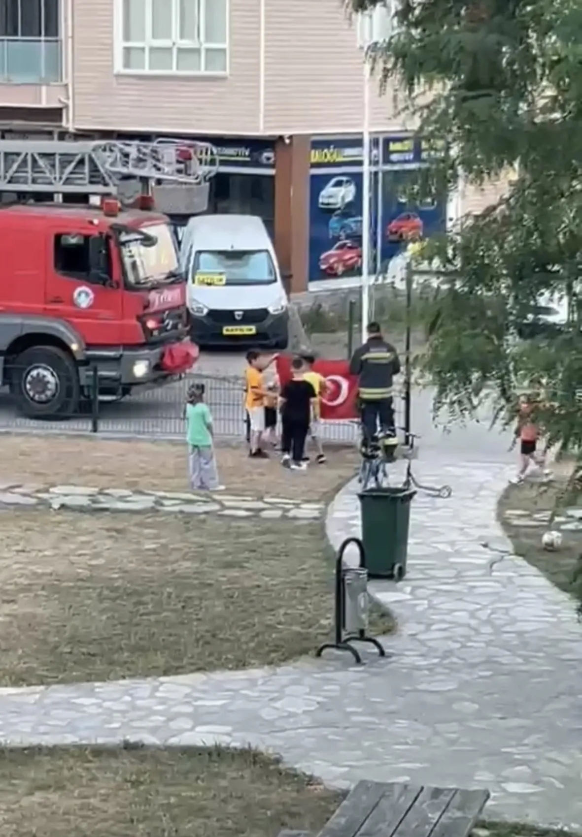 Bartın'da rüzgarın yere düşürdüğü bayrağı çocuklar kurtardı