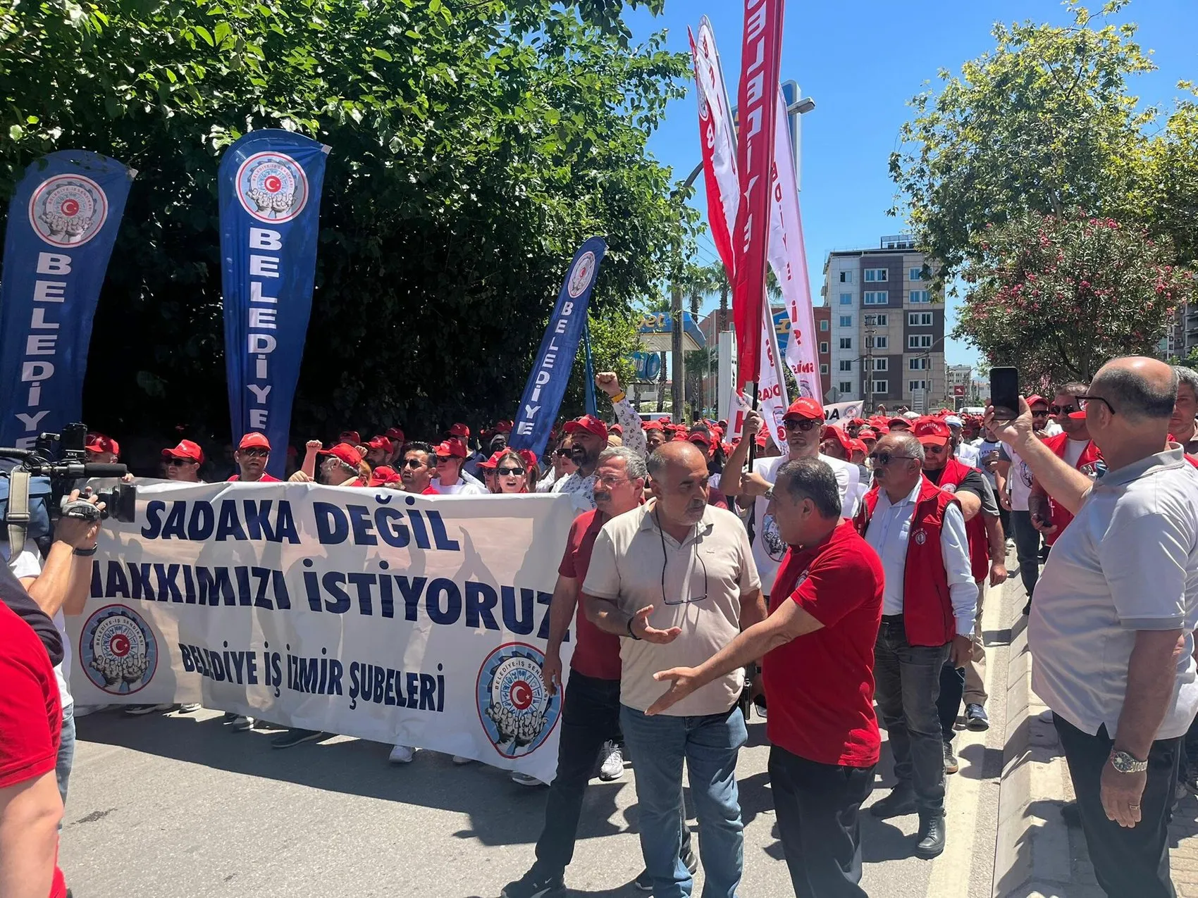 İzmir Büyükşehir Belediyesi çalışanları toplu sözleşme için sokağa indi