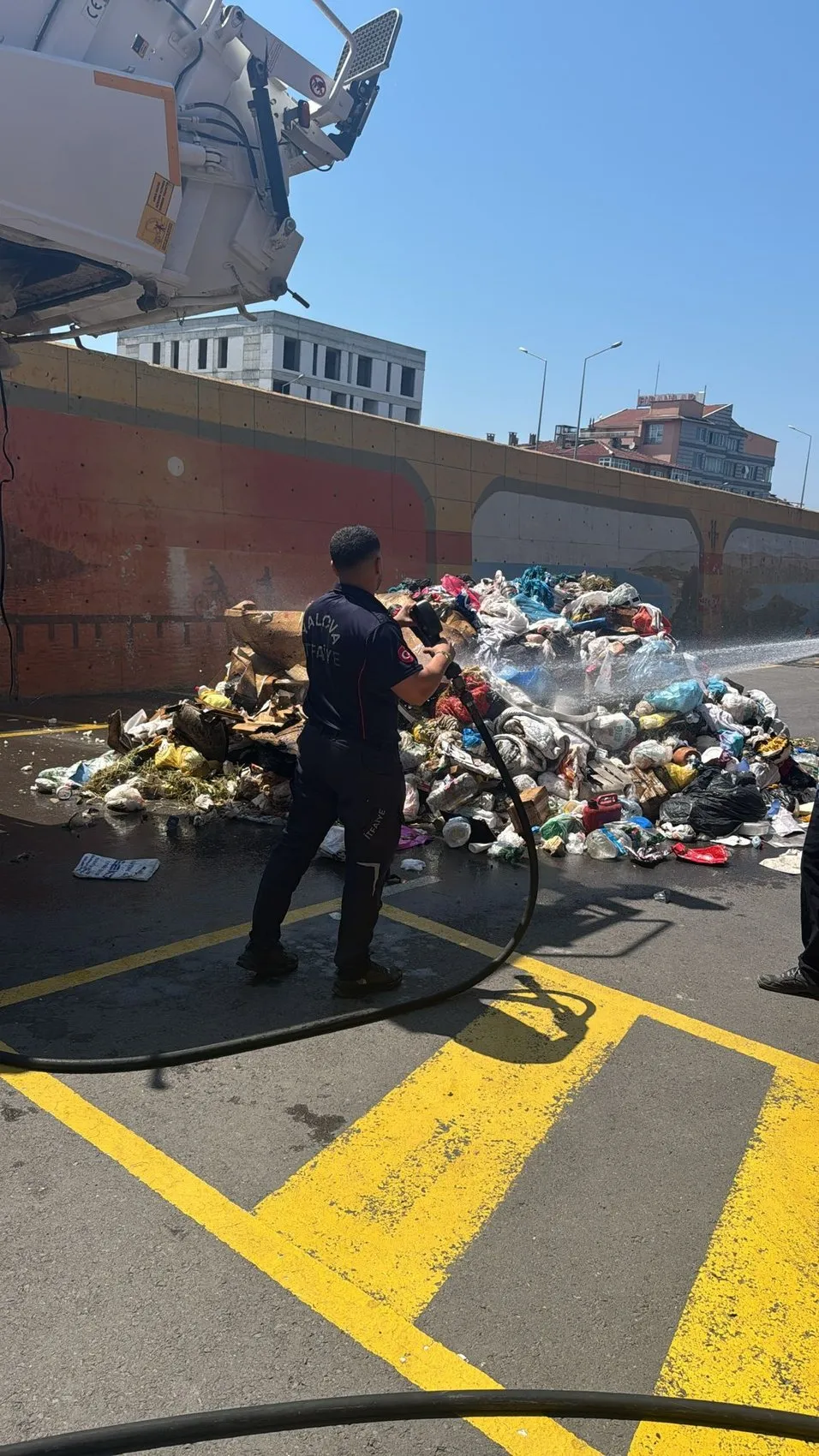 Yanan çöp kamyonunu itfaiyeye sürerek felaketi önledi