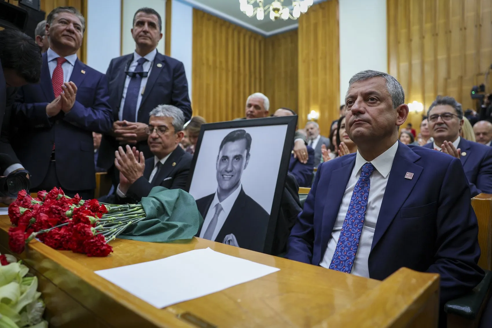 Özgür Özel Meclis kürsüsünden meydan okudu