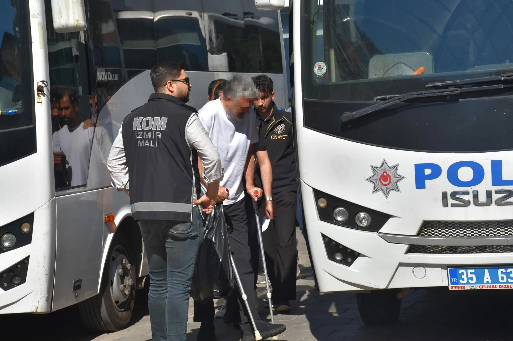 Ege Üniversitesi'ndeki büyük yolsuzluk operasyonunda 41 kişi adliyeye çıkarıldı