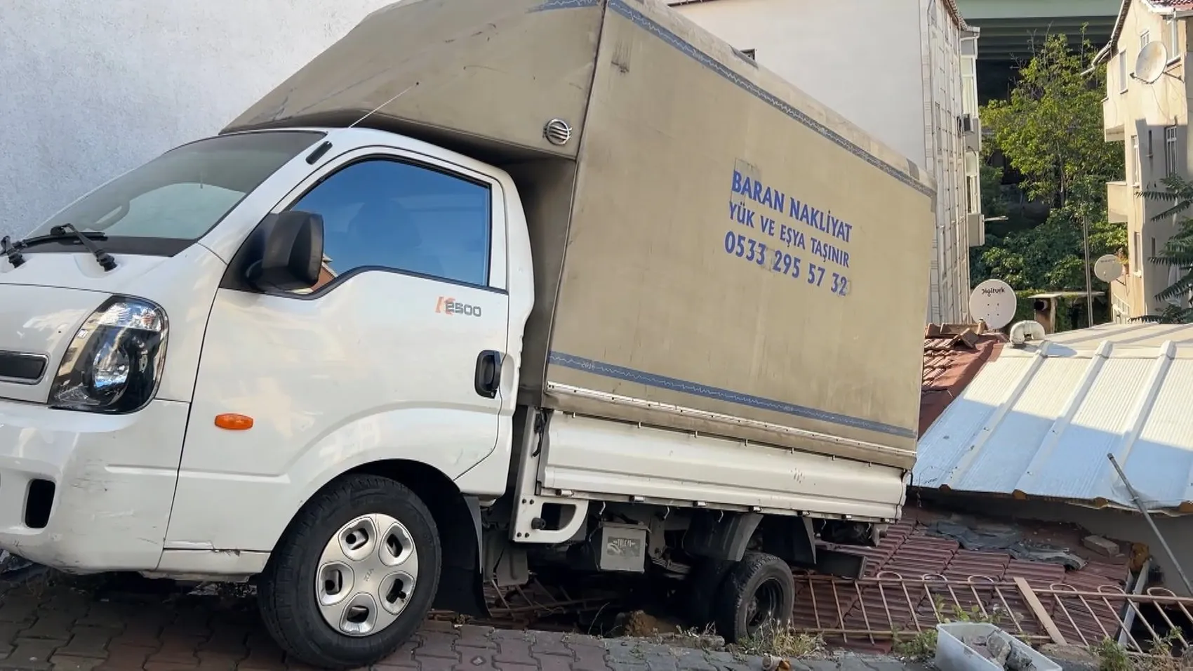 Kağıthane'de kontrolden çıkan kamyonet çatının üzerine uçtu