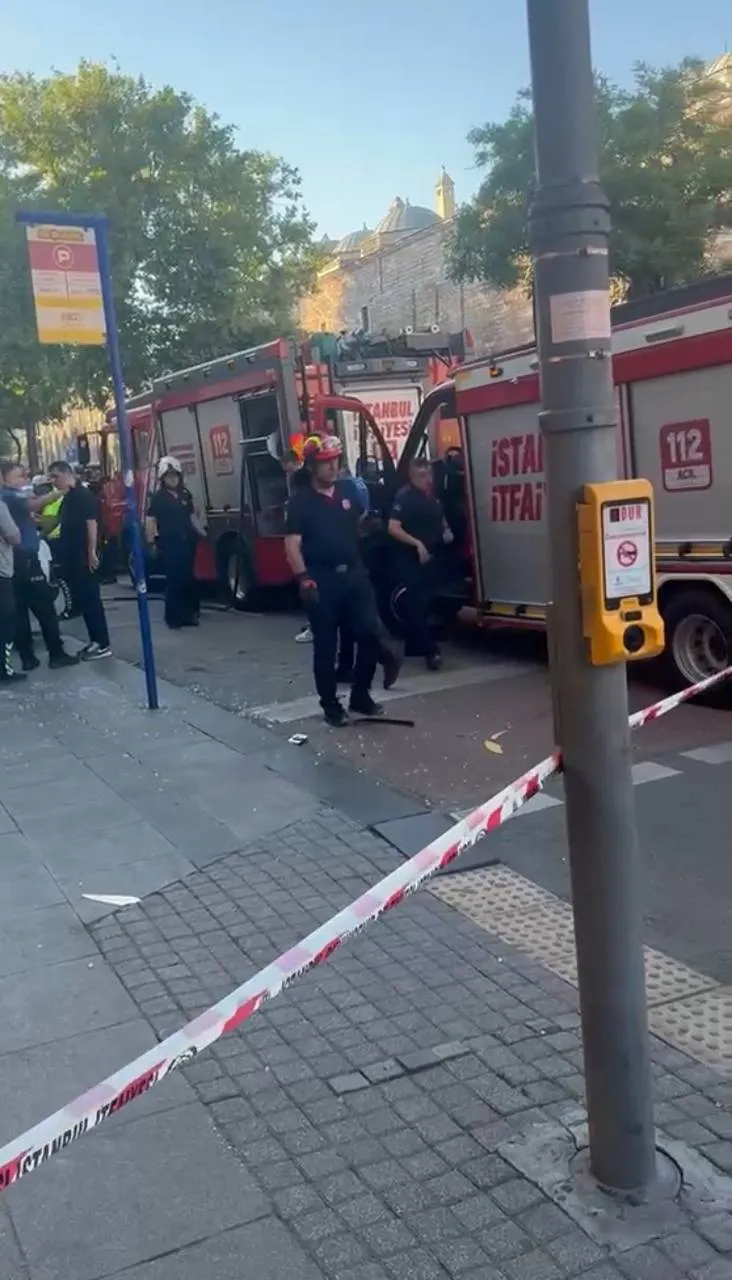 Fatih’te kontrolden çıkan otomobil dükkana daldı