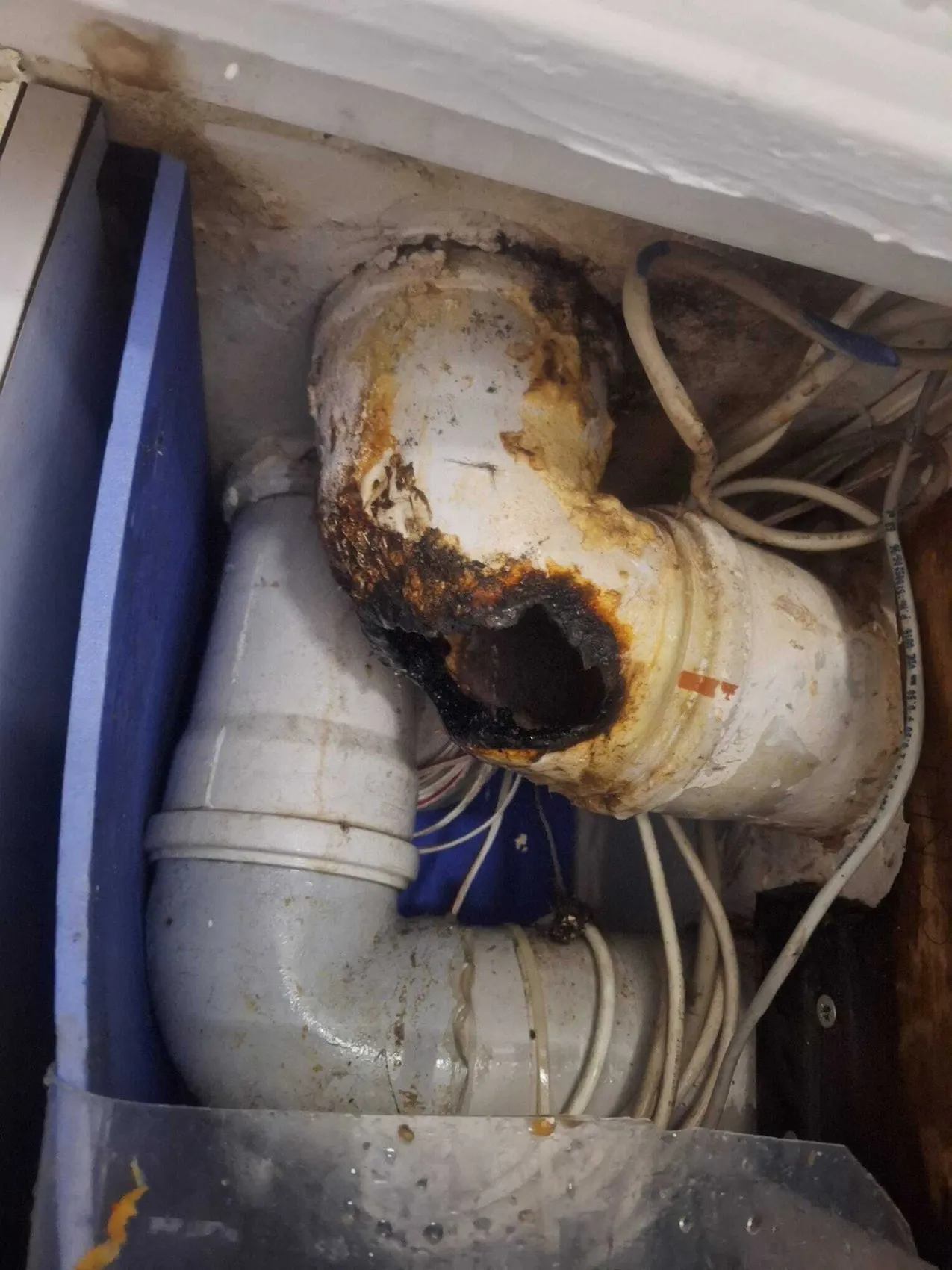 Sarıyer’de yangın mağduru apartman sakinleri iki aydır çatısız yaşıyor