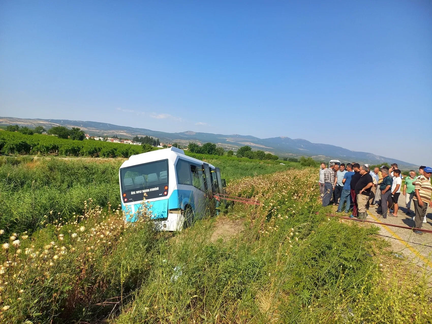 Manisa’da minibüs şarampole uçtu 6 kişi yaralandı