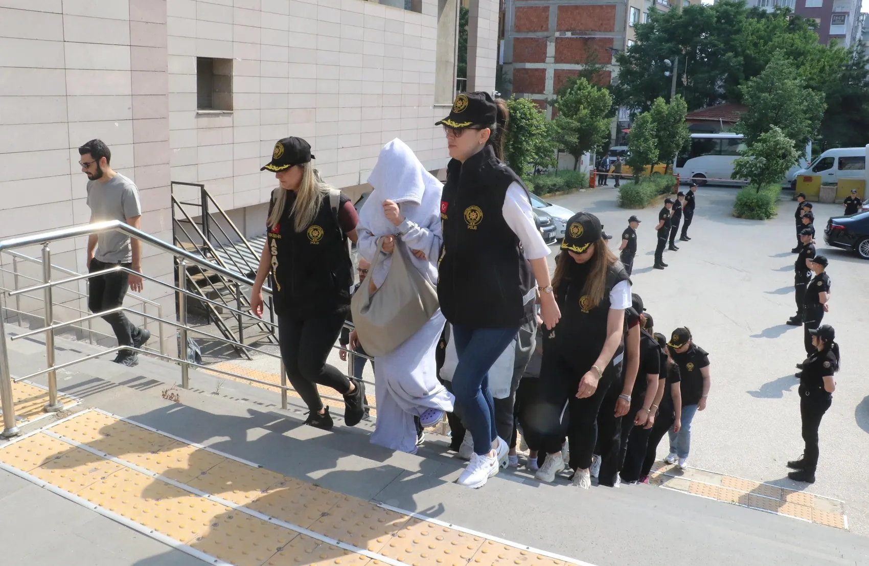 Eskişehir’de masaj salonlarına büyük operasyon