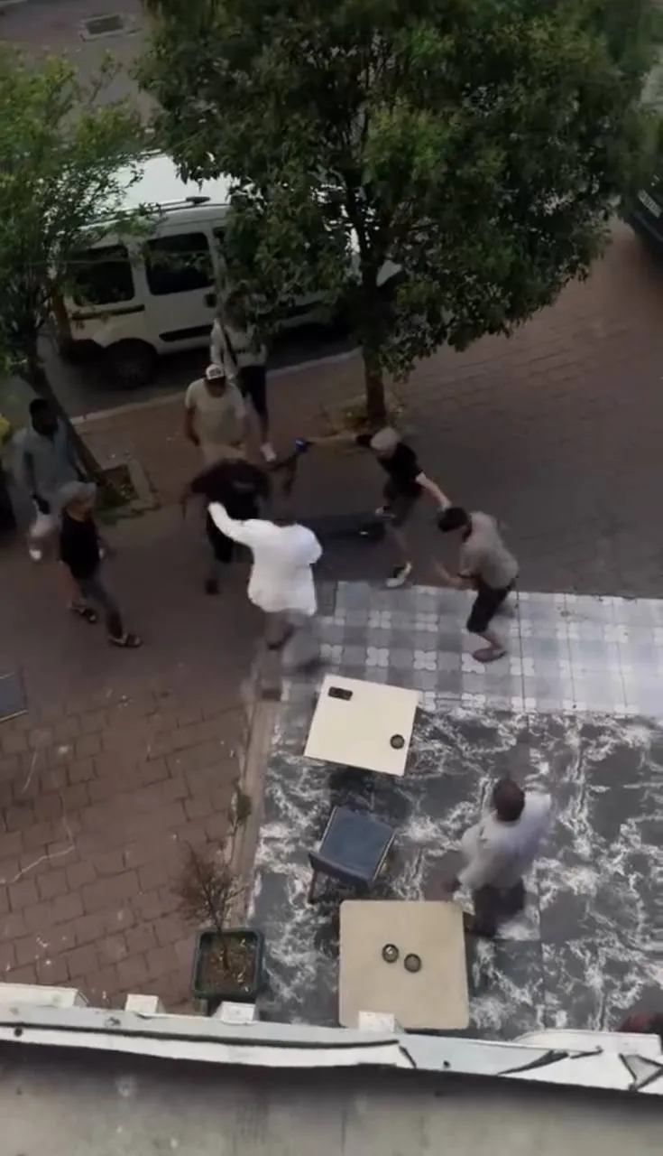 Fatih sokaklarında bıçaklı dehşet anları kameraya yansıdı
