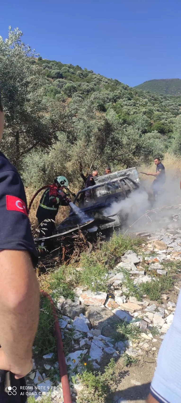 Aydın'da bir sürücü otomobilindeki yangını ormana sıçramadan durdurdu