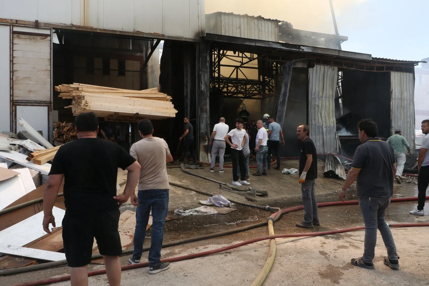 Eskişehir EMKO Sanayi Sitesi'nde mobilya atölyesi alevlere teslim oldu