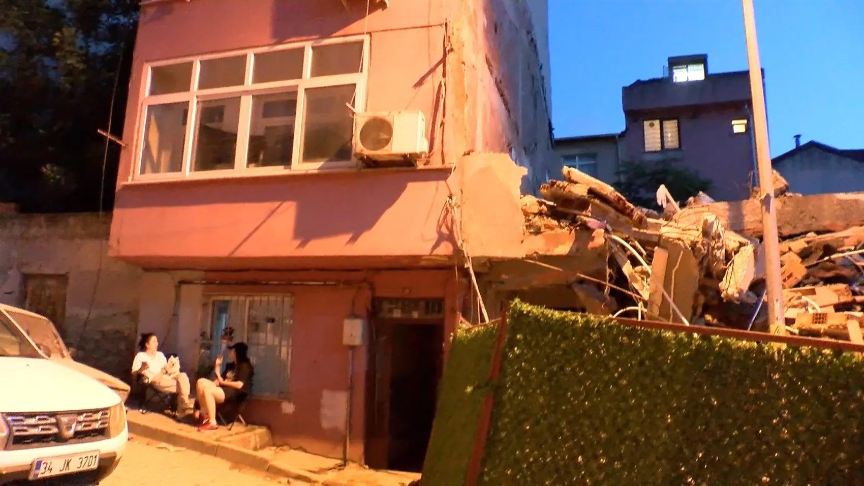 Kağıthane'de kontrolsüz yıkım komşu binaları yaşanmaz hale getirdi