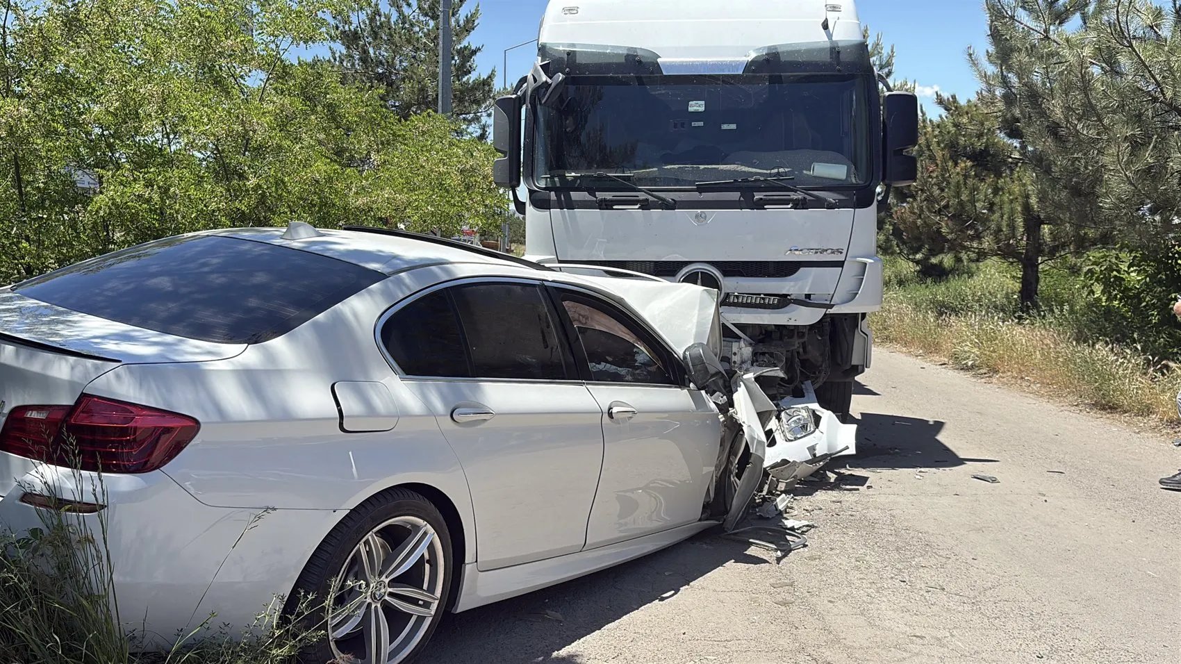 Sivas'ta TIR ile otomobil çarpıştı 35 yaşındaki sürücü hayatını kaybetti