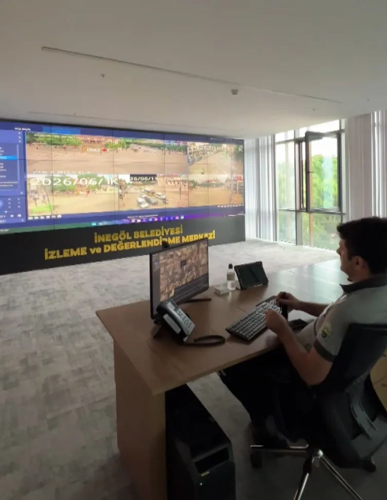 İnegöl meydanında karga kurtarma operasyonu