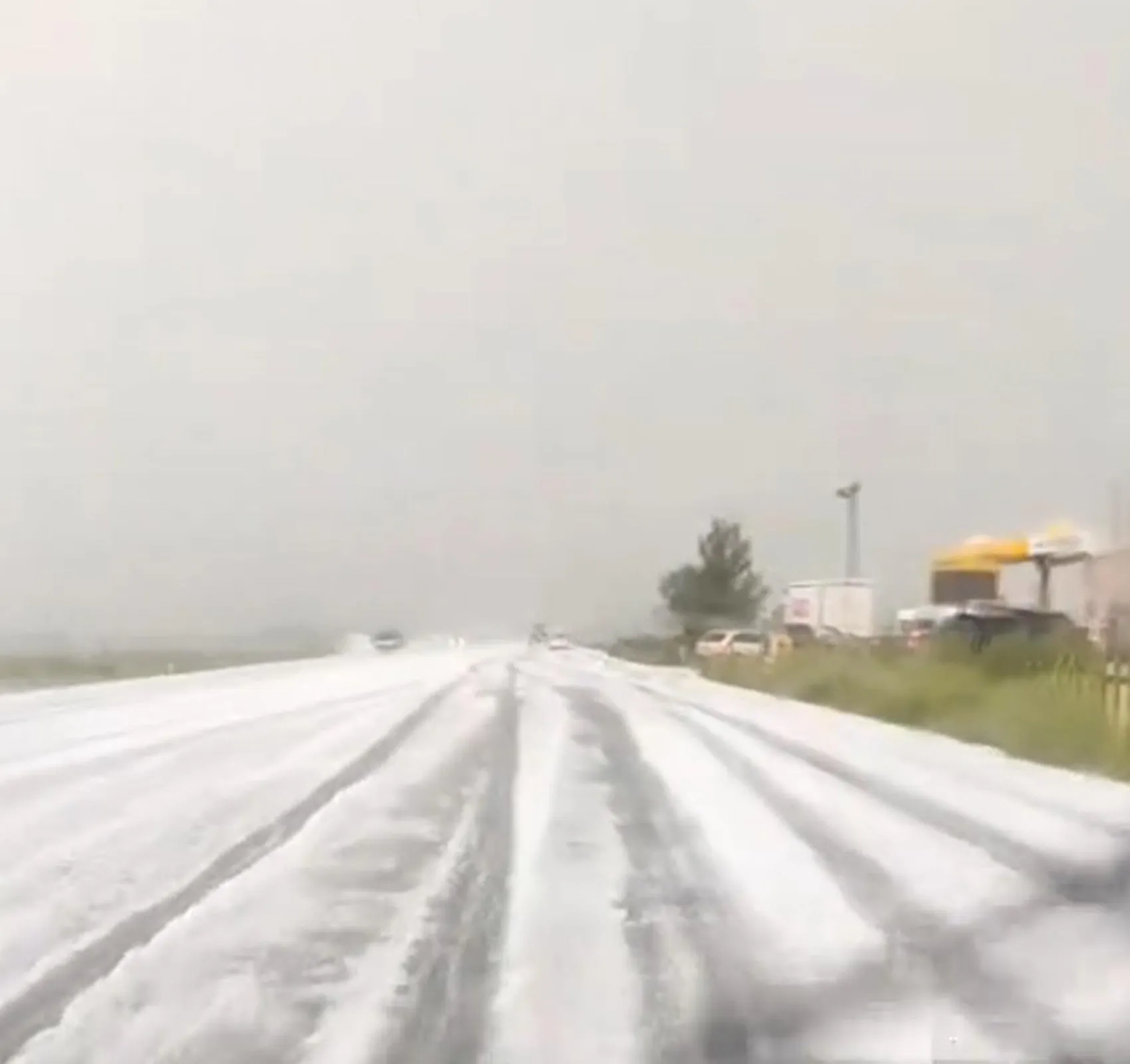 Kars yolunda aniden bastıran dolu sürücüleri durdurdu