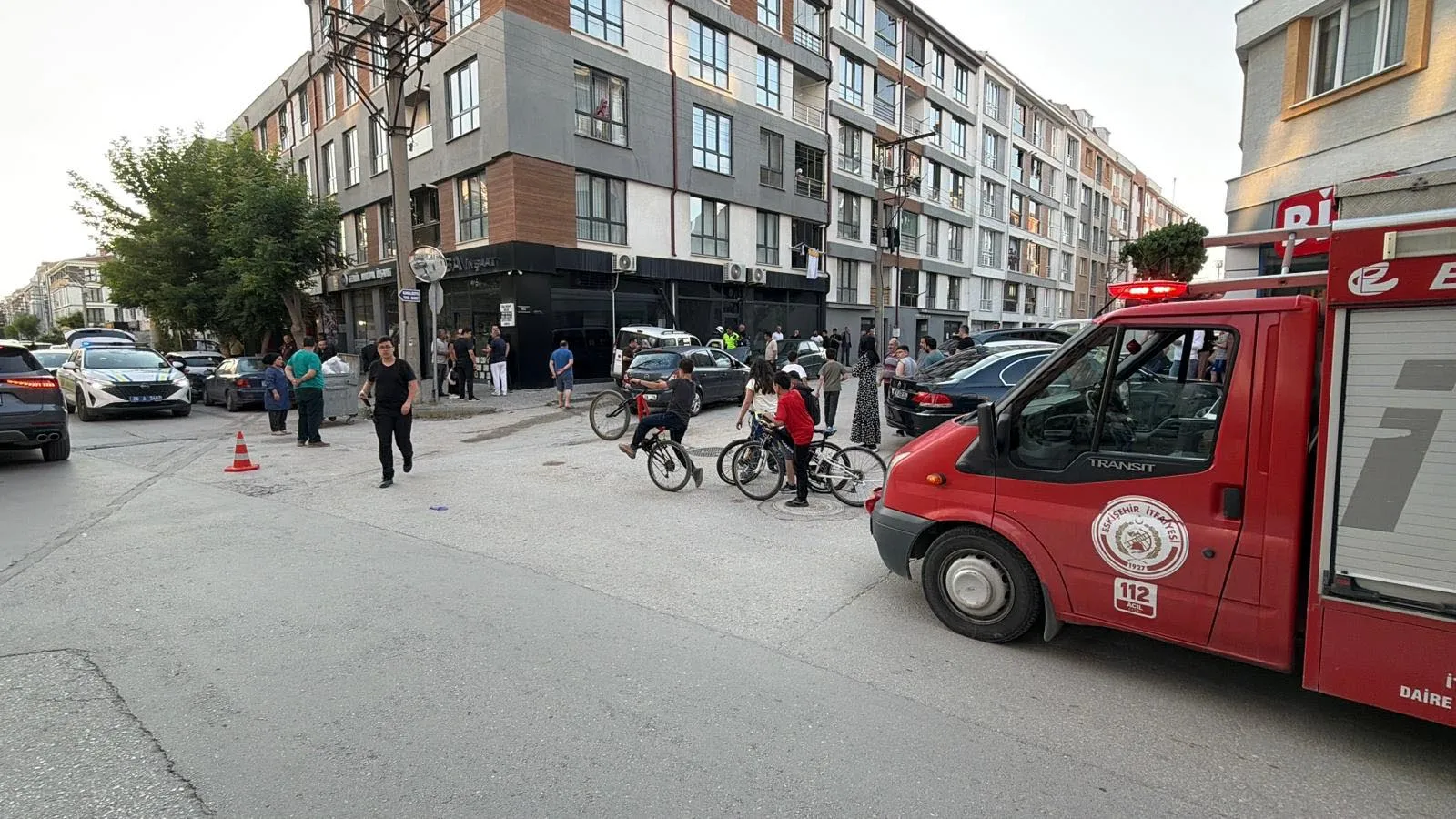 Eskişehir’de kontrolden çıkan araç dükkan duvarına çarptı