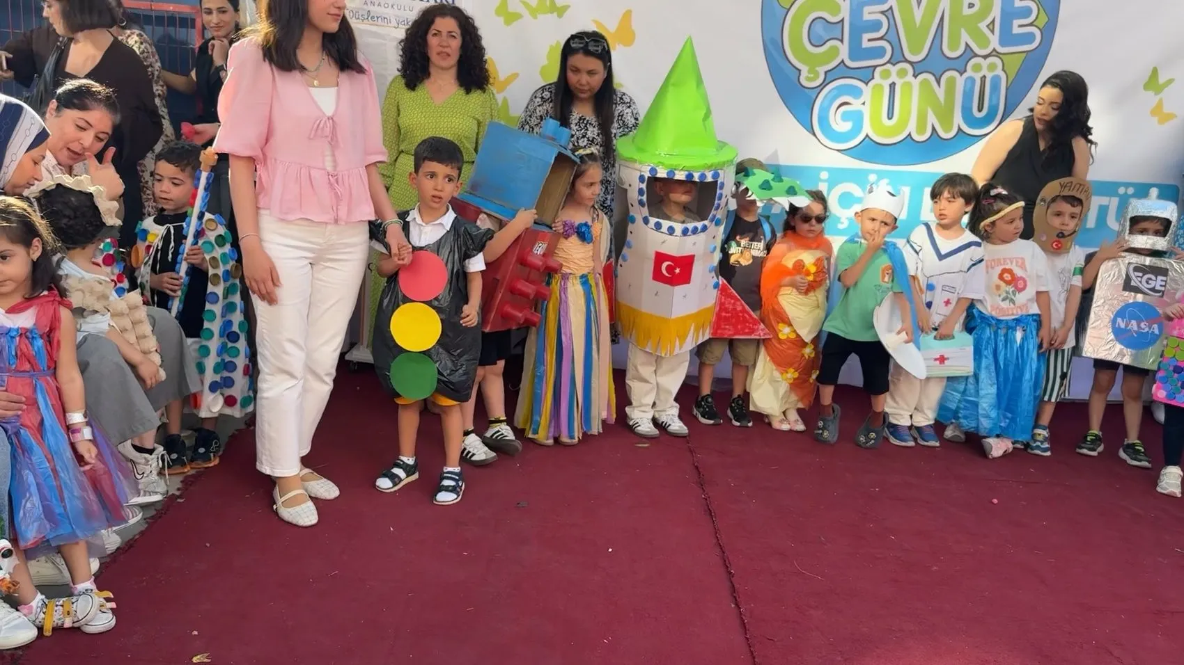 Avcılar'da miniklerden çevre için geri dönüşüm defilesi