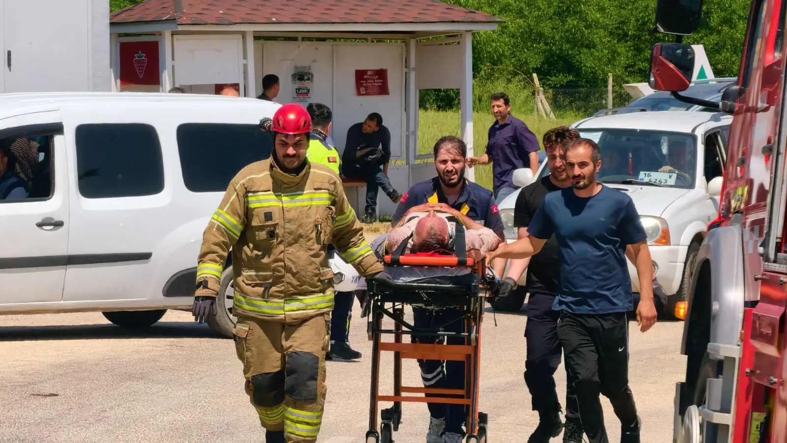 İnegöl’de traktör dereye uçtu Muhtarın kepçesi hayat kurtardı