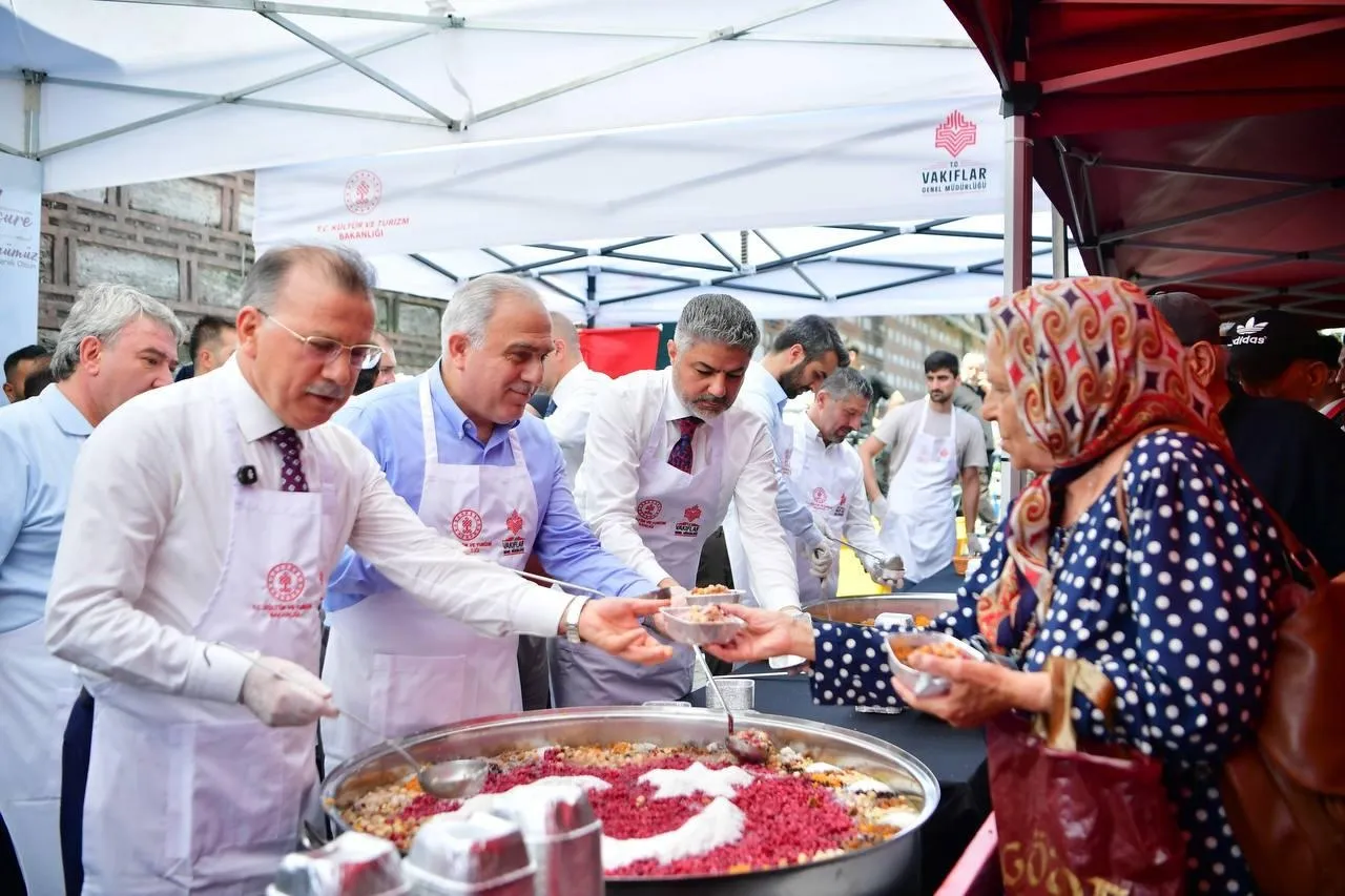 Eminönü’nde geleneksel aşure günü bereketi