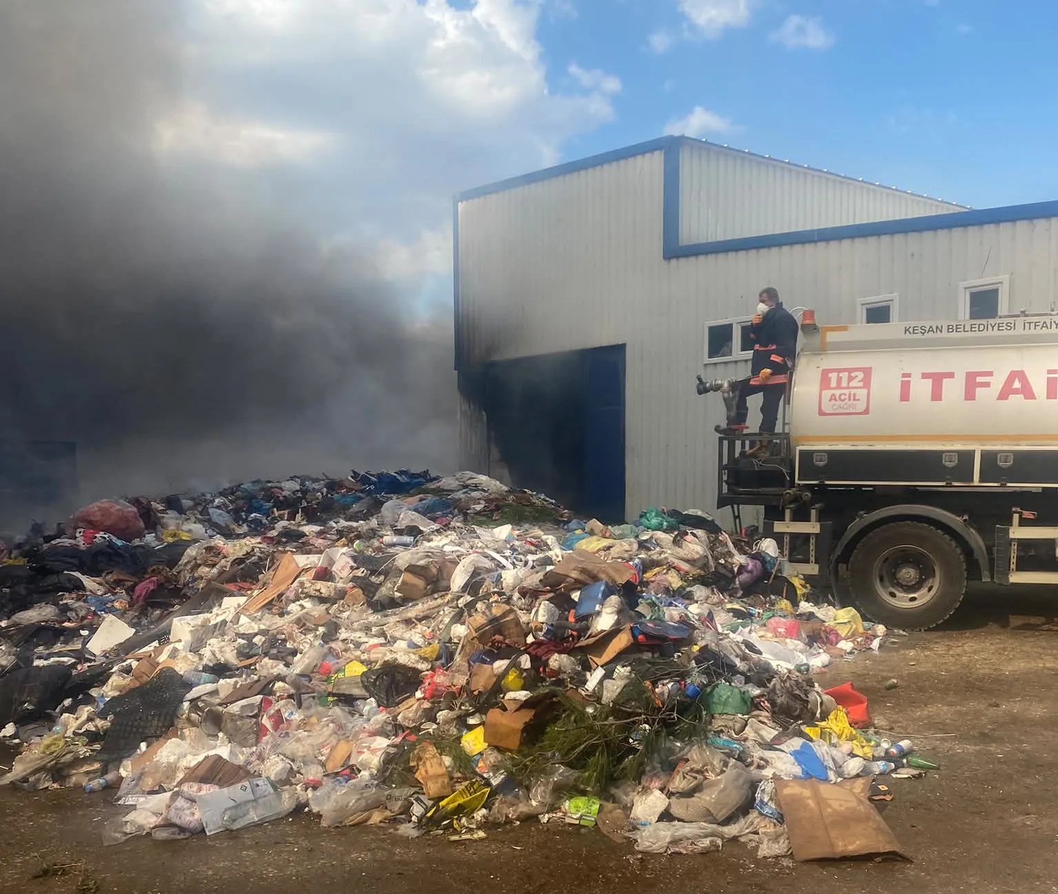 Keşan'daki atık tesisinde plastikler alevlere teslim oldu