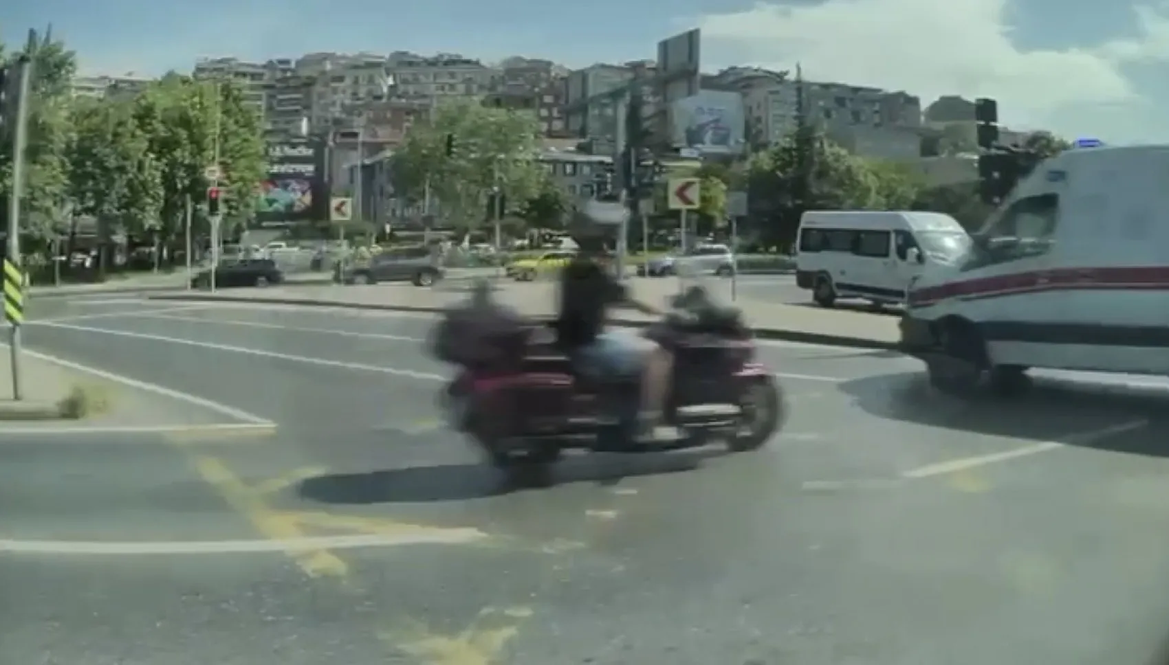 Kağıthane'de ambulans ile motosiklet çarpıştı 4 yaralı