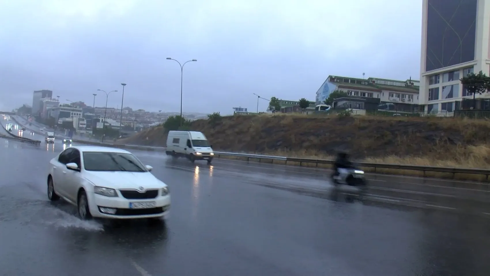 İstanbul güne yağmurla uyandı