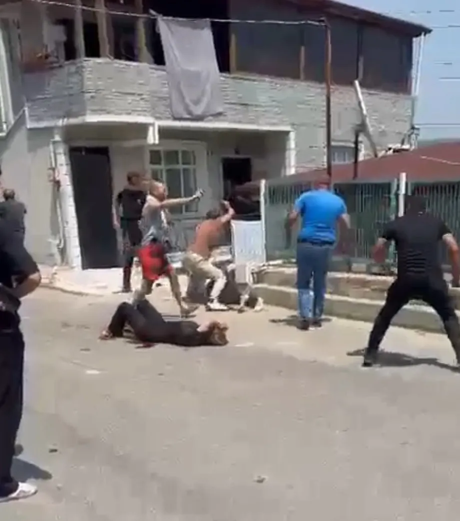 Kocaeli’de sokak ortasında vahşet Mahalleli saldırganı linç etmek istedi