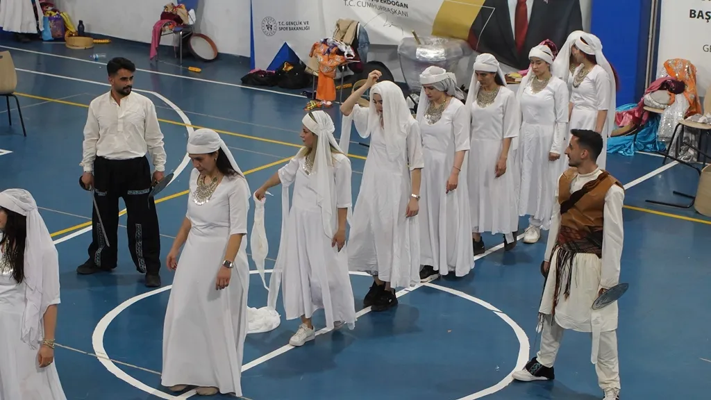 Siirtli öğretmenler sahne tozunu yutmaya hazırlanıyor