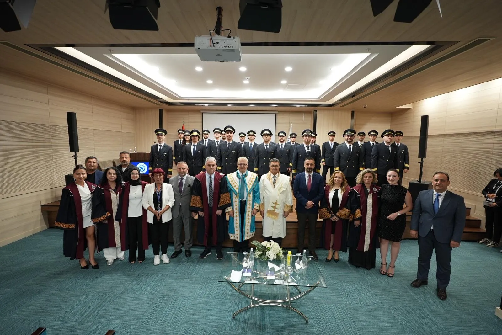 Gökyüzünün yeni sahipleri Aydın Üniversitesi’nden mezun oldu