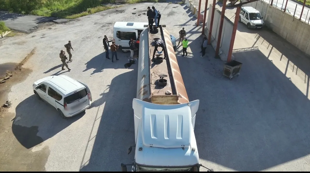 Bitlis'te yakıt tankerinin gizli bölmesinden 30 kaçak çıktı