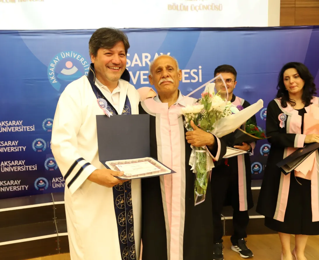 Aksaraylı 71 yaşındaki emekli bankacı ikinci üniversitesinden mezun oldu
