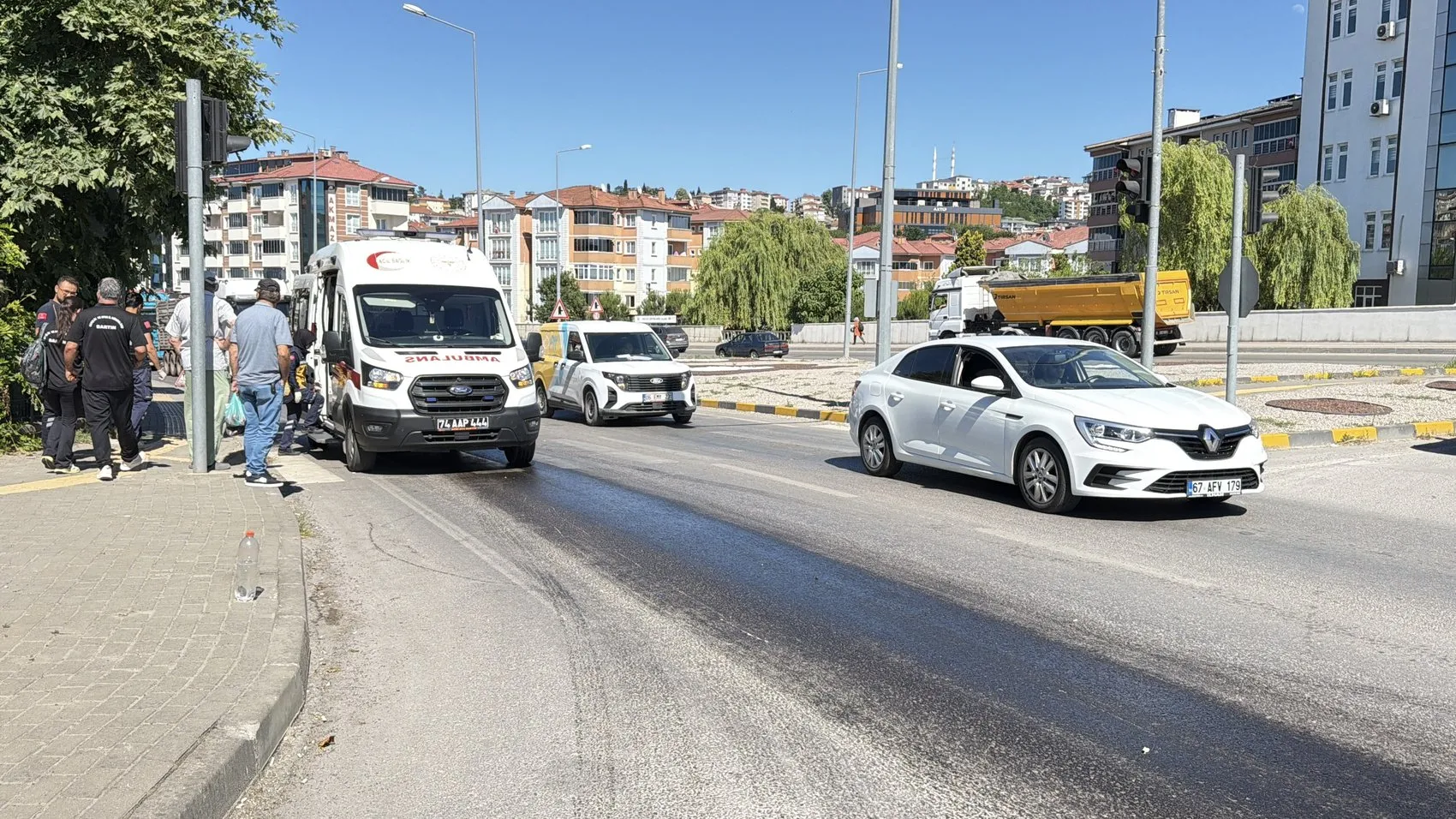 Bartın'da mazot sızıntısı motosikletlileri yere serdi