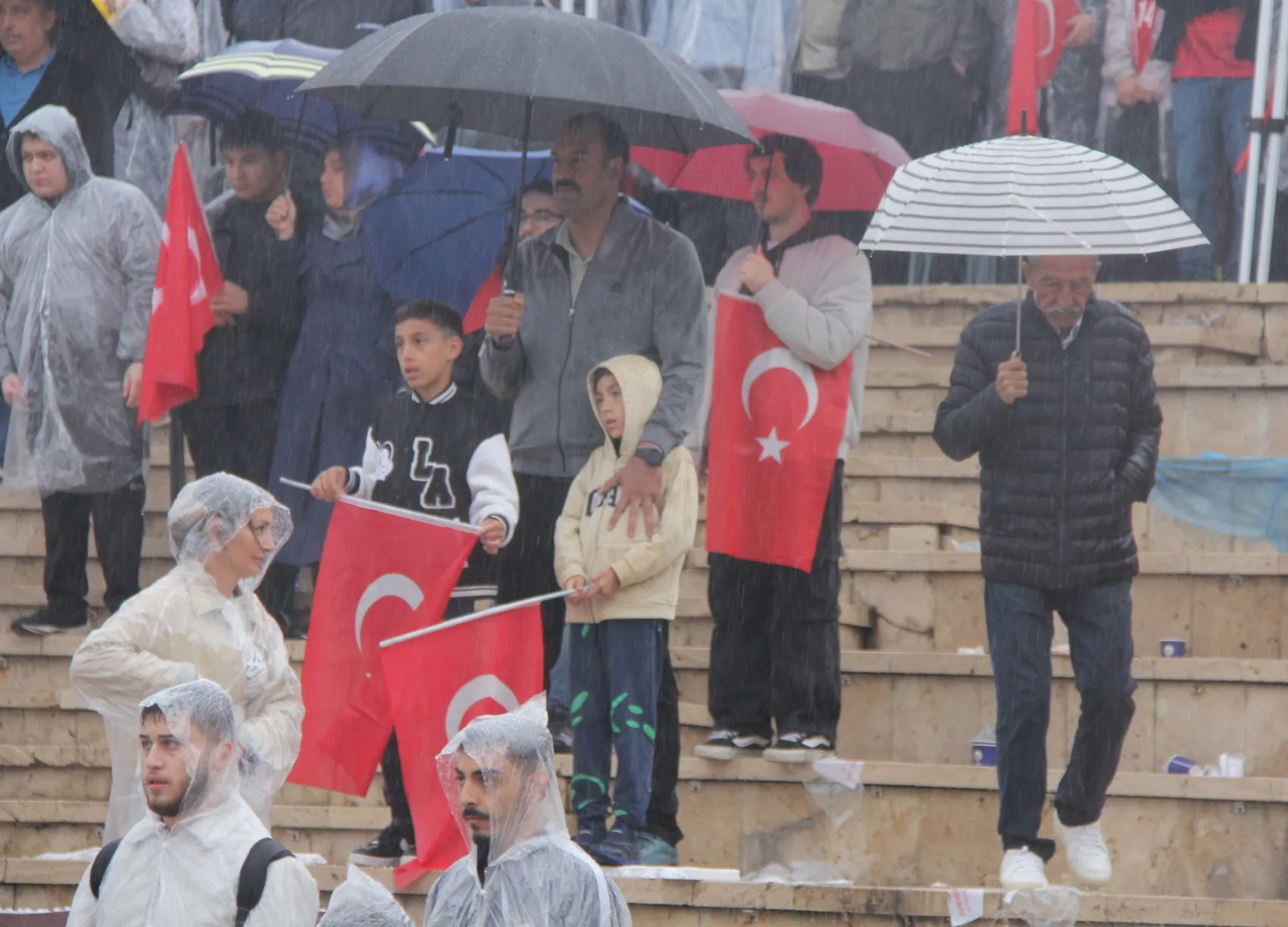 Sivaslılar sağanak yağışa rağmen dev ekranda milli maçı izledi