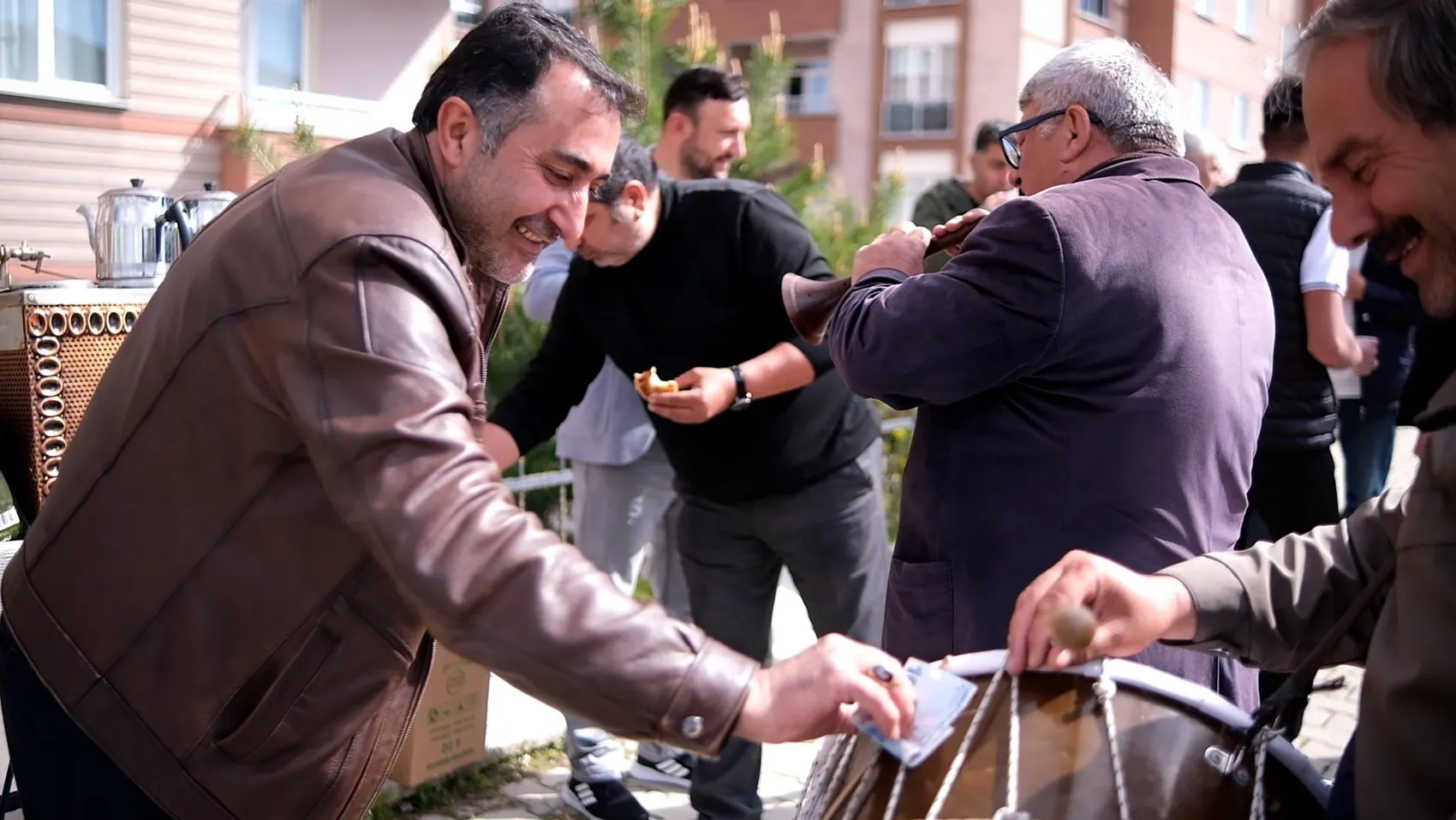 Erzurum düğünlerinin değişmez ismi kimseden bahşişi esirgemiyor